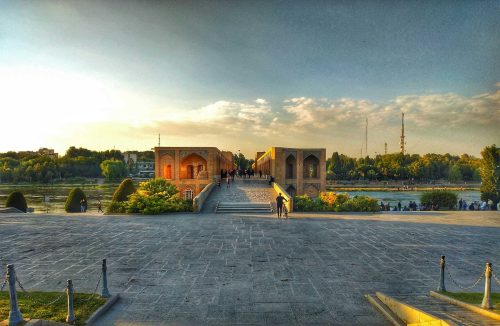 تور اصفهان؛ راهنمای سفر داخلی به نصف جهان و جاذبه‌های دیدنی آن