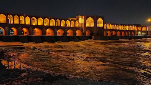 تور اصفهان؛ راهنمای سفر داخلی به نصف جهان و جاذبه‌های دیدنی آن