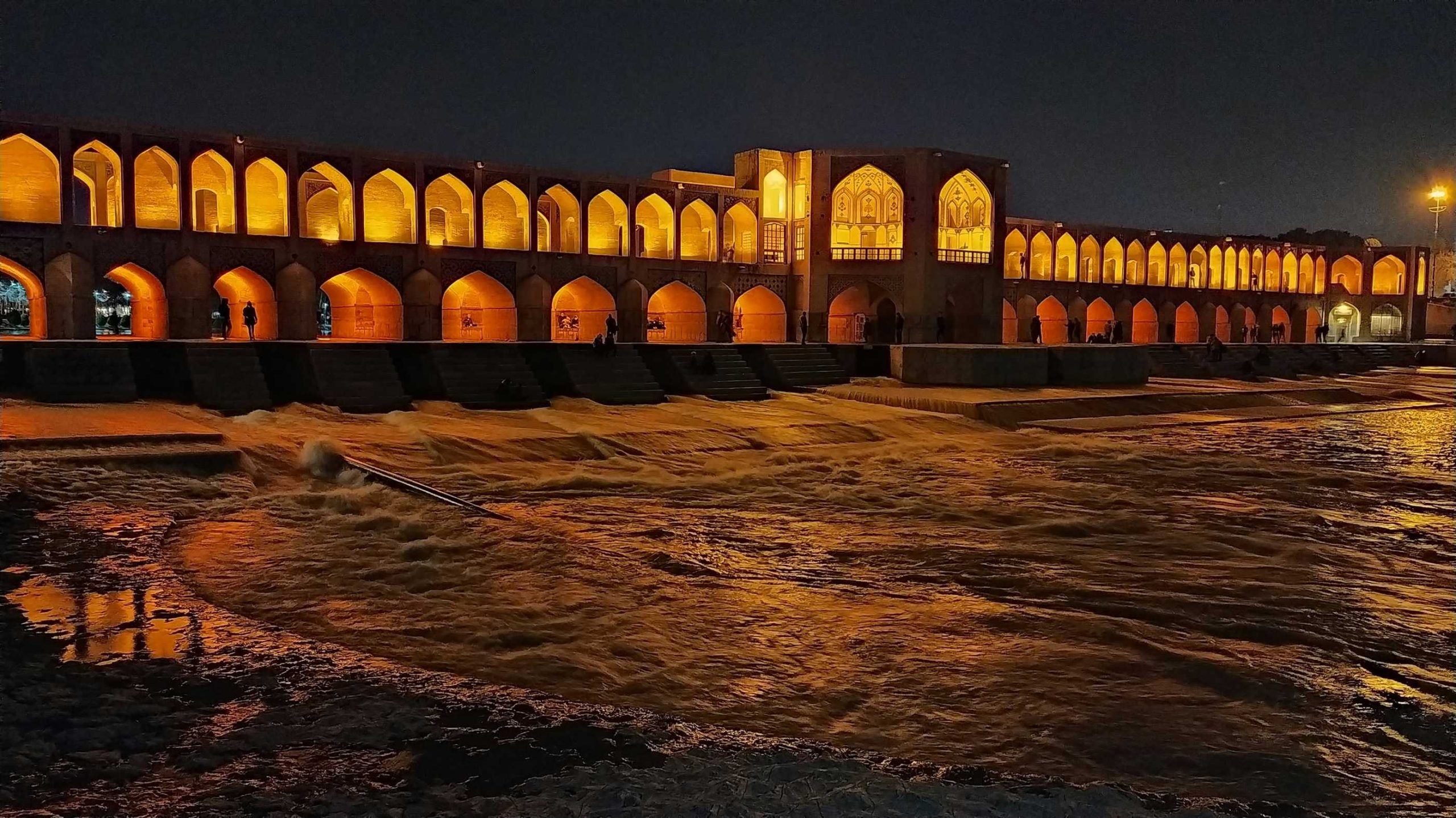 تور اصفهان؛ راهنمای سفر داخلی به نصف جهان و جاذبه‌های دیدنی آن